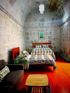 COLONIAL SAN LAZARO